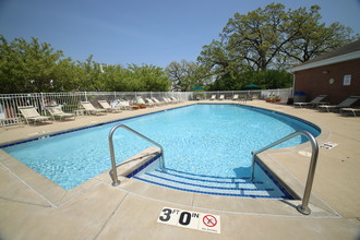 Overlook Lakes Apartments in Greendale, WI - Foto de edificio - Building Photo