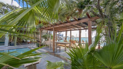 7528 Buccaneer Ave in North Bay Village, FL - Foto de edificio - Building Photo