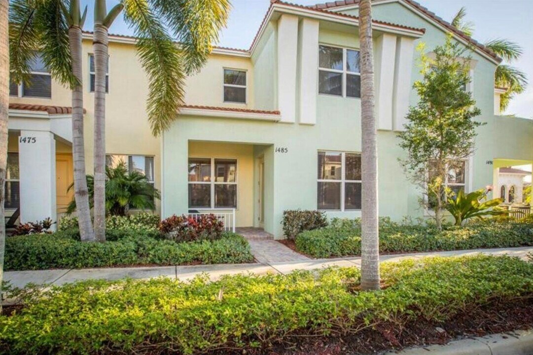 1485 NW 48th Dr in Boca Raton, FL - Foto de edificio