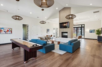 Devonshire Apartments in Greenwood, IN - Foto de edificio - Building Photo