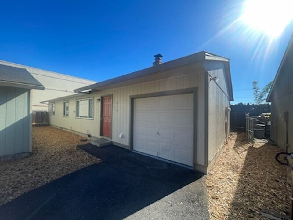916 NE 21st Ave in Hillsboro, OR - Building Photo