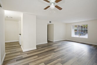 Torrance Courtyard Apartments in Torrance, CA - Foto de edificio - Building Photo