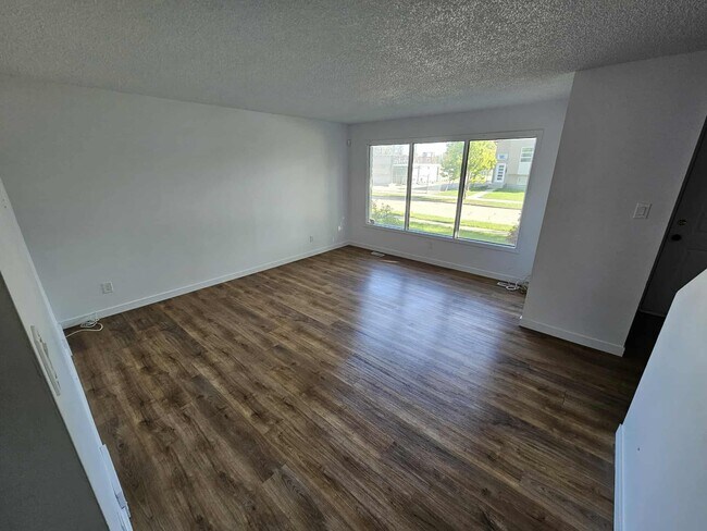 1015 Southwood Ave in Winnipeg, MB - Building Photo - Building Photo