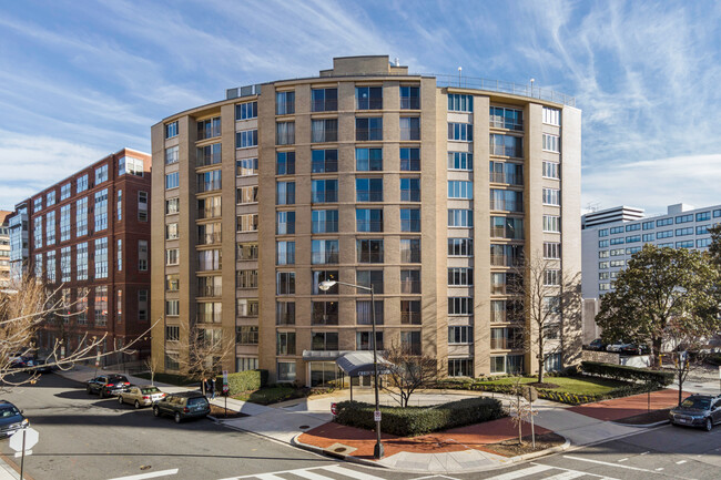 Crescent Tower in Washington, DC - Building Photo - Building Photo