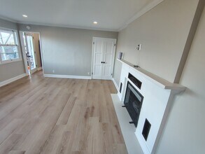 4343 Valle Dr, Unit Downstairs in La Mesa, CA - Foto de edificio - Building Photo