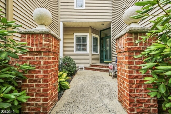 10 Conklin Ct in Roseland, NJ - Building Photo - Building Photo