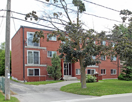1625 Charles St in Whitby, ON - Building Photo