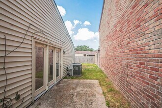 4802 Oak Hollow St in Baytown, TX - Building Photo - Building Photo