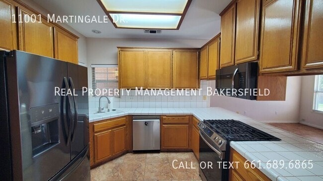 11001 Martingale Dr in Bakersfield, CA - Building Photo - Building Photo