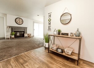 Crown Pointe Apartments in Tacoma, WA - Foto de edificio - Building Photo