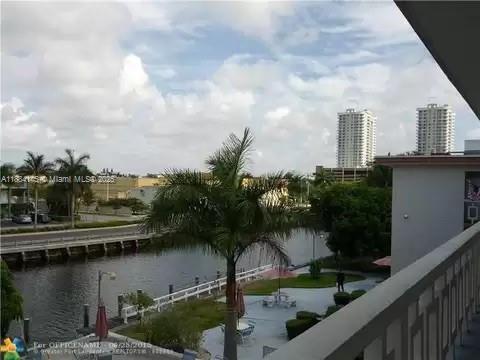 467 Golden Isles Dr in Hallandale Beach, FL - Building Photo - Building Photo