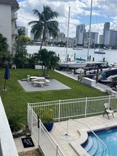 2100 Diana Dr in Hallandale Beach, FL - Building Photo - Building Photo