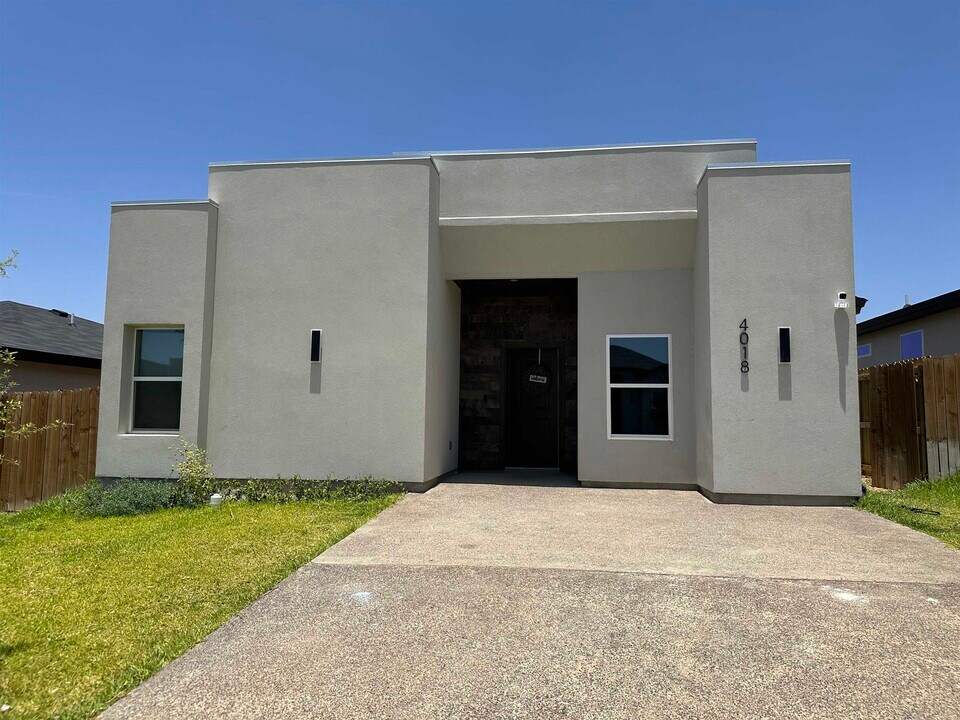 4018 Ave Fenix Dr in Laredo, TX - Building Photo