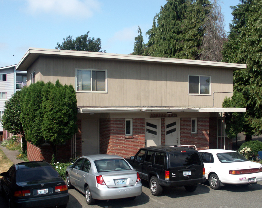 Oswego Apartments in Seattle, WA - Building Photo