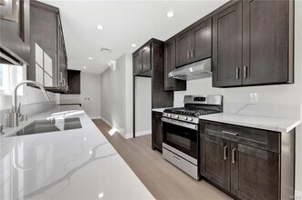 22540 Roscoe Blvd in Los Angeles, CA - Building Photo - Building Photo