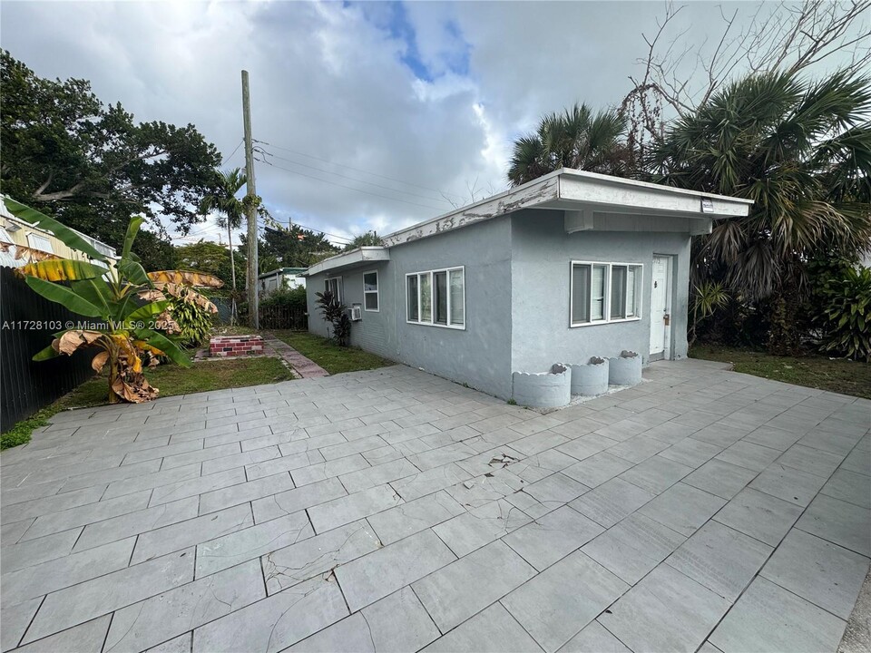 2075 NE 135th Terrace in North Miami Beach, FL - Building Photo