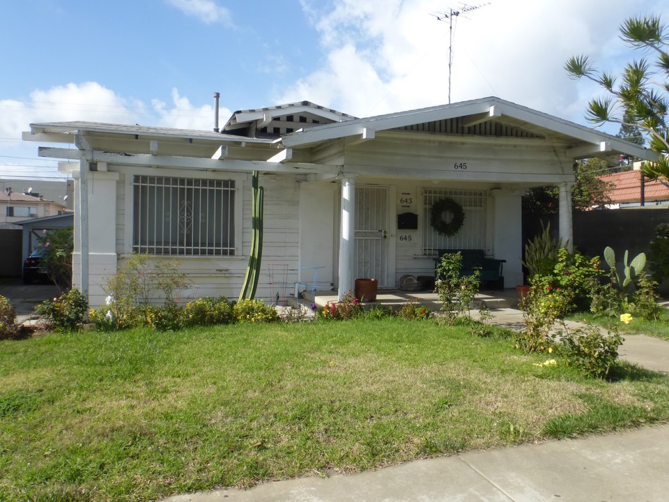 643 N Serrano Ave in Los Angeles, CA - Foto de edificio