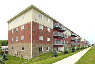 Altoona Towers in Altoona, IA - Foto de edificio - Building Photo