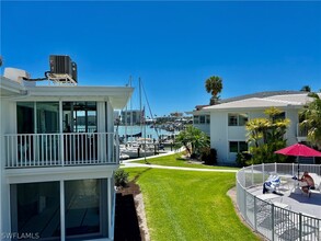 386 Harbour Dr-Unit -386 in Naples, FL - Building Photo - Building Photo