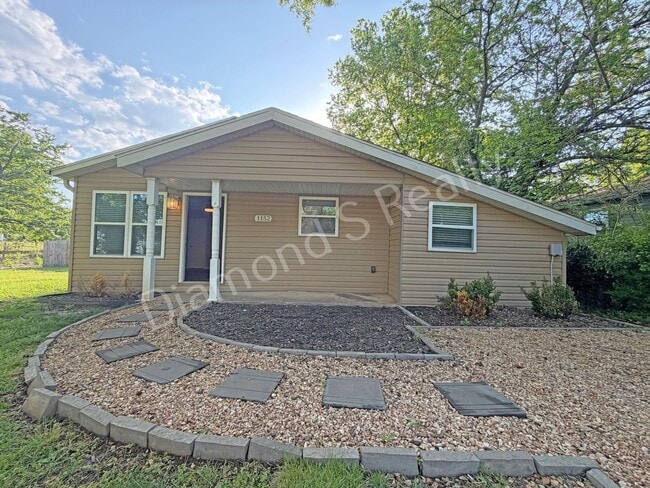 property at 1152 S Hillcrest Ave