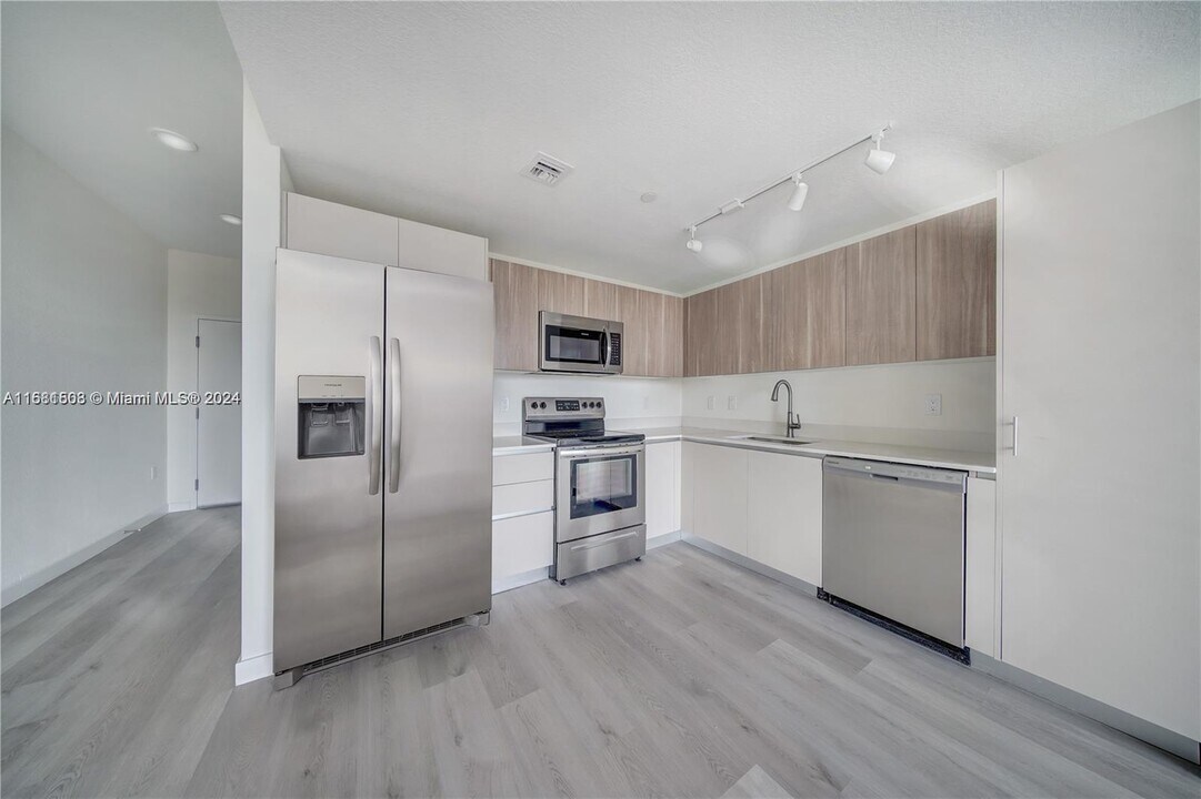 8075 NW 107th Ct-Unit -5-807 in Doral, FL - Building Photo