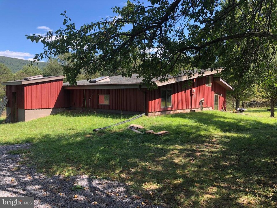 2295 Mountain Run Rd in Berkeley Springs, WV - Building Photo