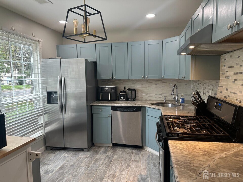 10 Albury Way in North Brunswick, NJ - Building Photo