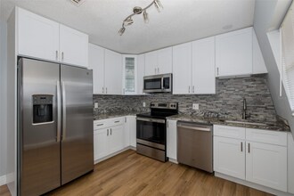 5752 Virginia Ave in New Port Richey, FL - Foto de edificio - Building Photo