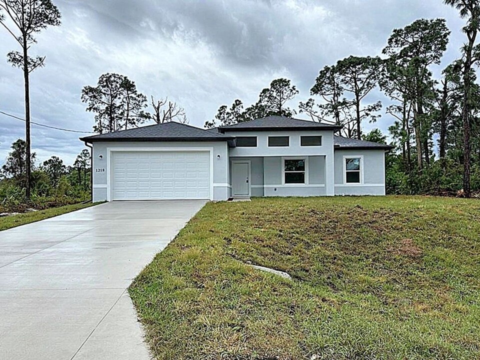 1246 Ramsay St E in Lehigh Acres, FL - Foto de edificio