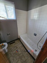 217 Fereday Ct, Unit Unit D in Waterloo, IA - Building Photo - Building Photo