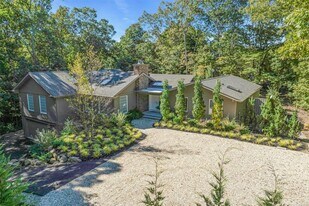 16 Rsmorw Ct in Hampton Bays, NY - Building Photo