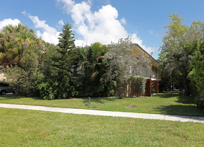 245 NW 19th St in Boca Raton, FL - Foto de edificio - Building Photo