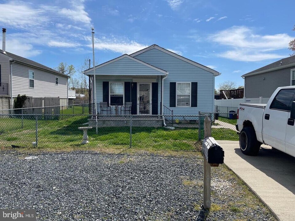 3929 Glenhurst Rd in Dundalk, MD - Building Photo