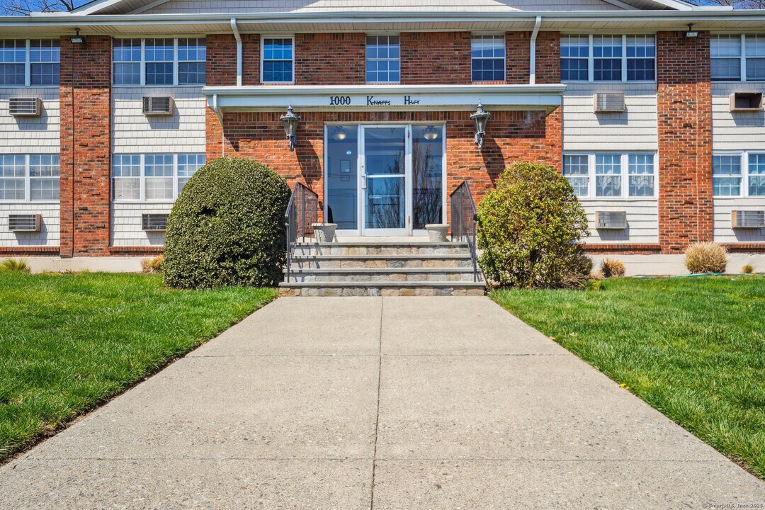 1000 Knapps Hwy in Fairfield, CT - Building Photo