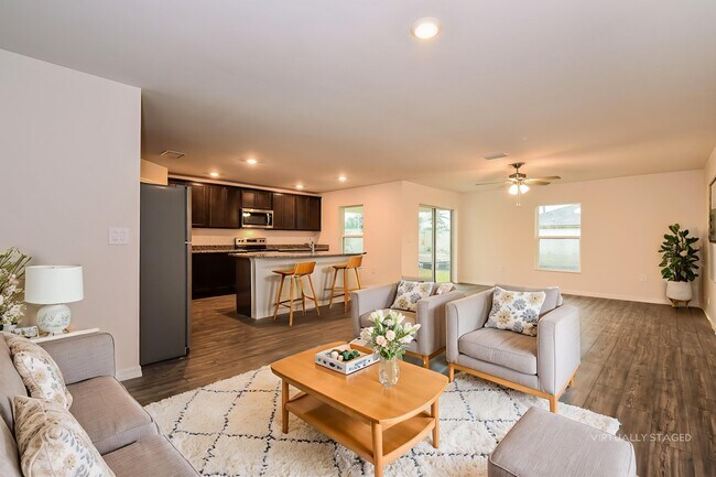 880 Youngreen Dr in Ft. Myers, FL - Building Photo - Building Photo