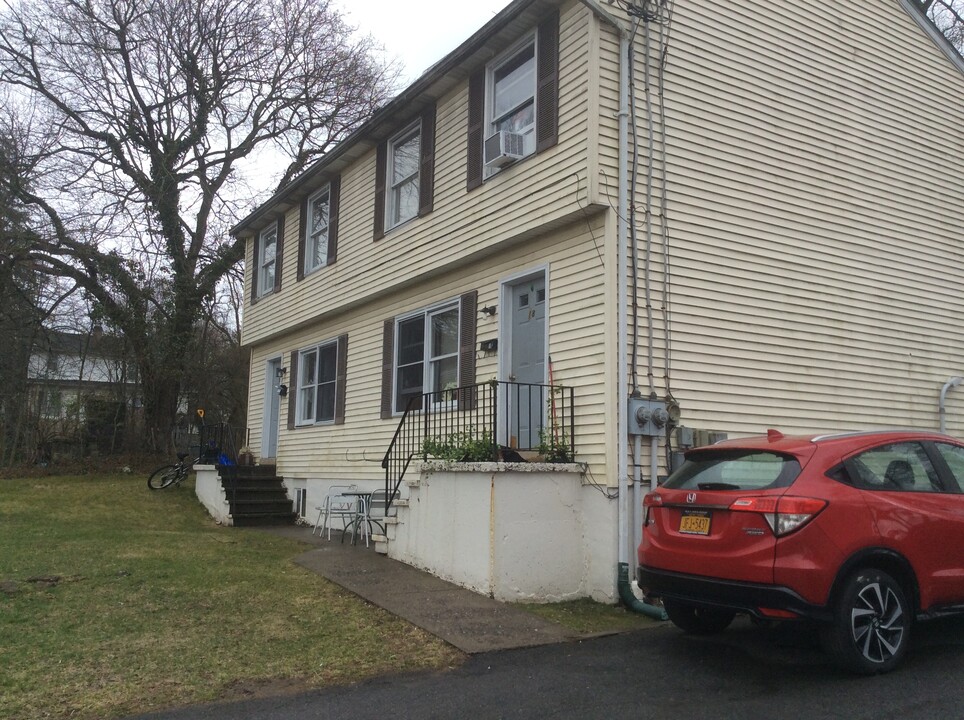 18 W Center St in New Paltz, NY - Foto de edificio
