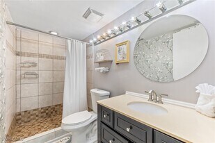 1724 Bald Eagle Dr in Naples, FL - Building Photo