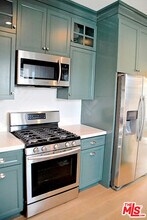 137 1/2 N Harper Ave in Los Angeles, CA - Building Photo - Building Photo