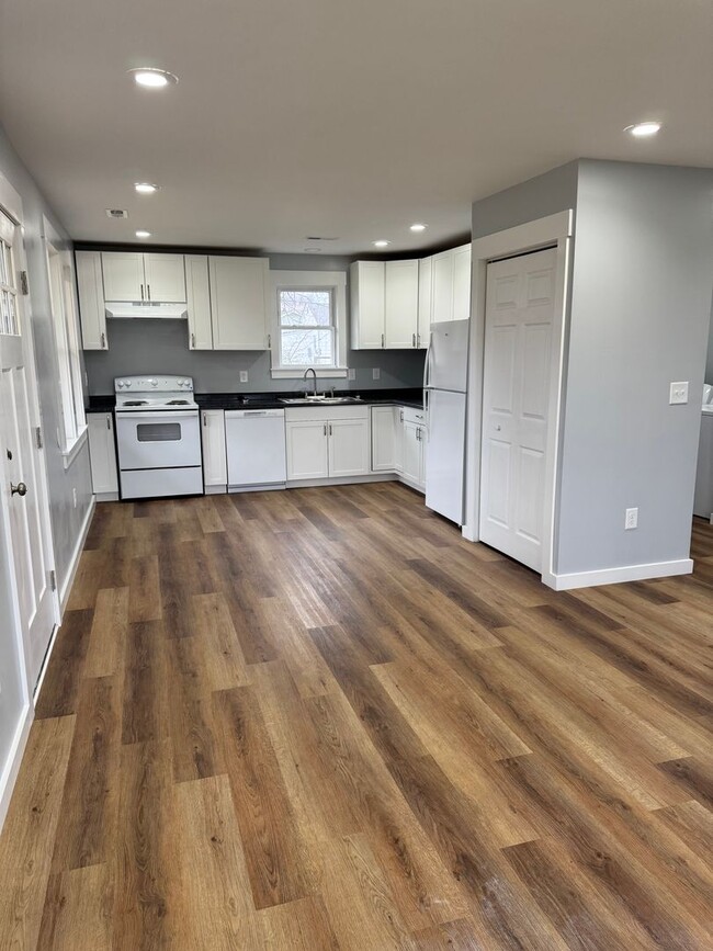 property at 913 E Myrtle Ave