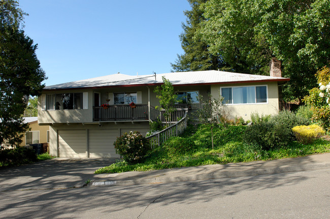 327 Sherman St in Healdsburg, CA - Building Photo - Building Photo