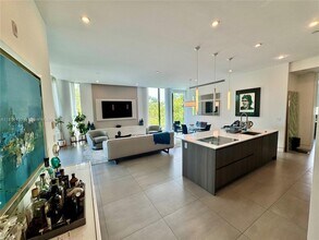 101 Sunrise Dr in Key Biscayne, FL - Building Photo - Building Photo