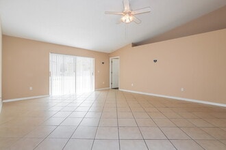 1237 Alpine Lake Dr in Brandon, FL - Foto de edificio - Building Photo