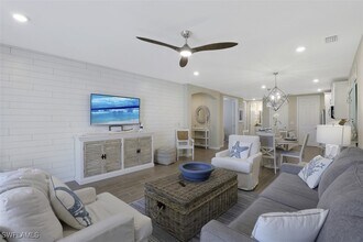 14663 Edgewater Cir in Naples, FL - Foto de edificio - Building Photo