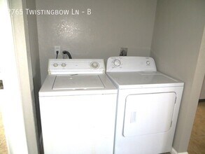 2765 Twistingbow Ln in Las Vegas, NV - Foto de edificio - Building Photo