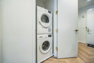 980 6th Ave in New York, NY - Building Photo - Building Photo