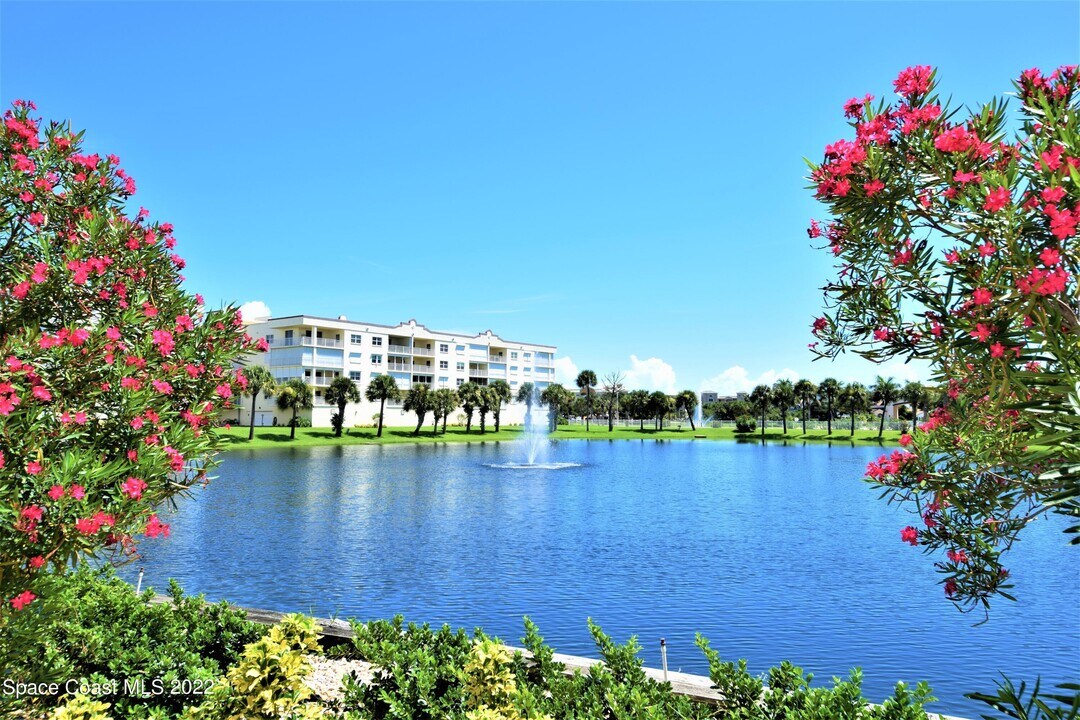 8921 Lake Dr in Cape Canaveral, FL - Building Photo
