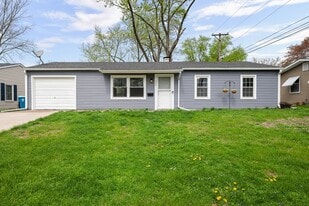 933 34th Ave in East Moline, IL - Building Photo