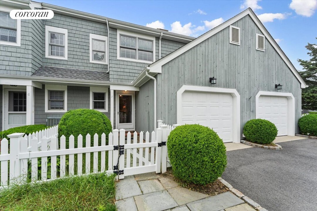 7 Brittany Ln in Westhampton Beach, NY - Building Photo