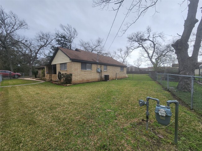 1165 Lake St in Clute, TX - Building Photo - Building Photo