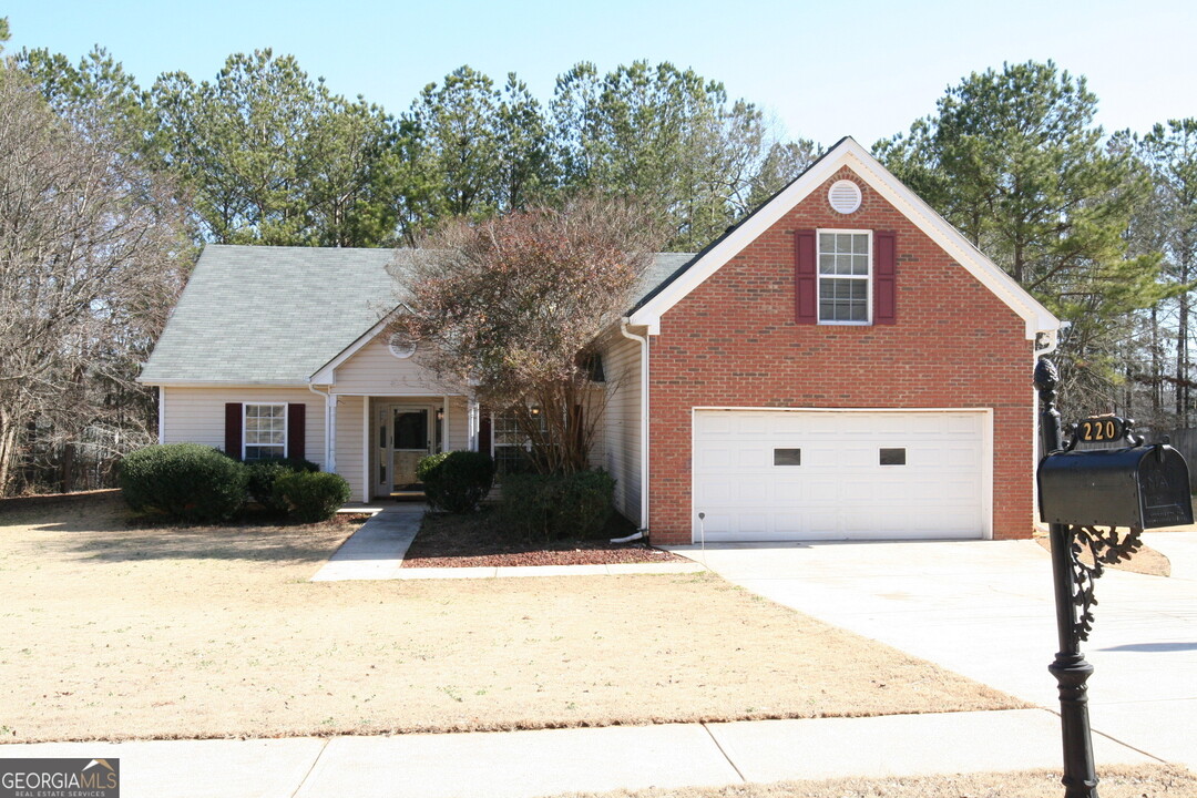 220 Trelawney Dr in Covington, GA - Foto de edificio